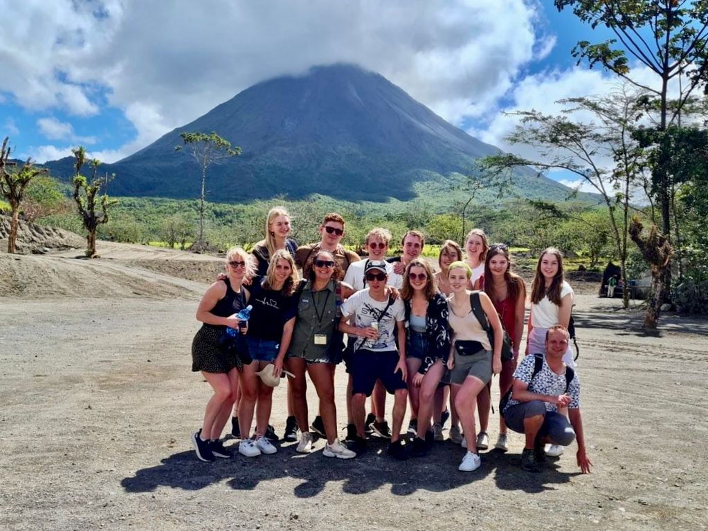 Groepsfoto bij El Arenal vulkaan